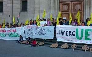 Más de un millar de internacionalistas de #CaravanaAGrecia y #NoBordersCamp marchan para protagonizar una denuncia en favor de lxs refugiadxs