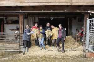 Auzolana, emakumeon aliantzak josteko erraminta