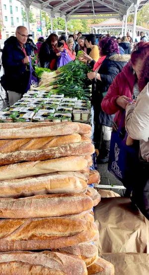 Numerosa asistencia de personas y medios en el Mercado Transparente organizado por Etxaldeko Emakumeak y EHNE Bizkaia