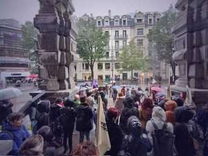 «Deriva feminista» bajo la lluvia en Bilbao