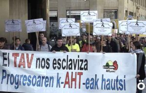 Vídeo: Una manifestación en Pamplona denuncia que el TAV es la infraestructura «más destructiva»