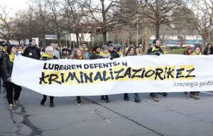Vídeo: Una manifestación pide en Pamplona la absolución de los procesados de Aroztegia